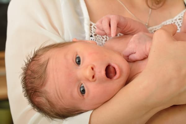 Sanfte Massage eines Fußes